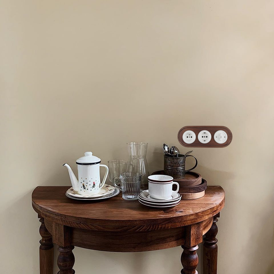 presa a muro in porcellana