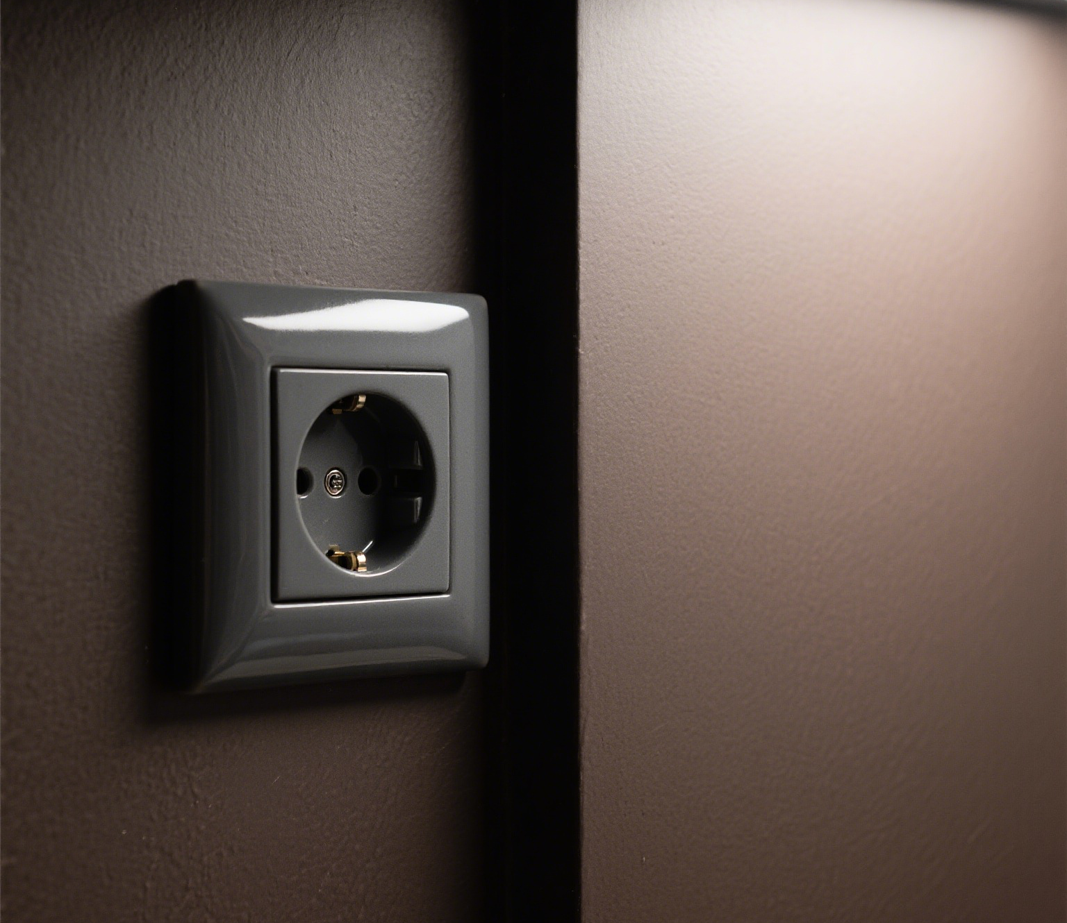 Presa elettrica decorativa sul muro